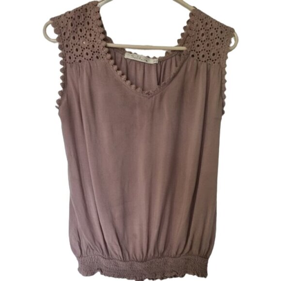 Solitaire tan crochet accented sleeveless Silklike blouse size M - Picture 2 of 7